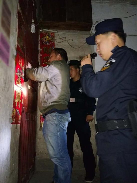 修文粗心妈妈误将幼女锁家中 