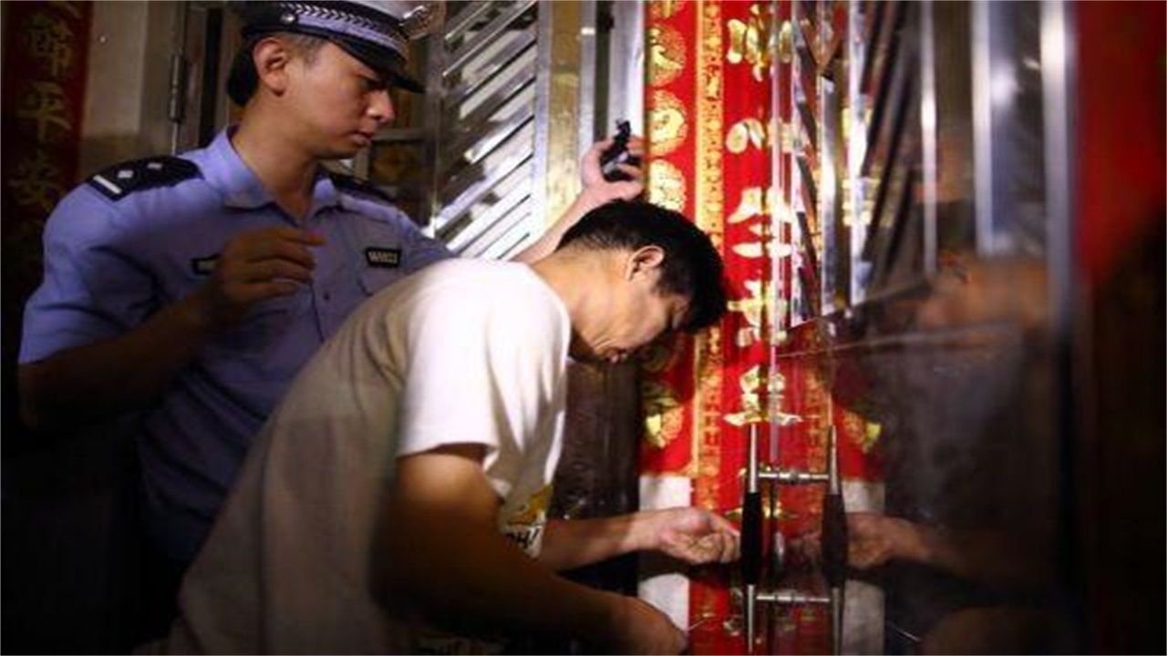 修文请开锁师傅开了锁后，师傅